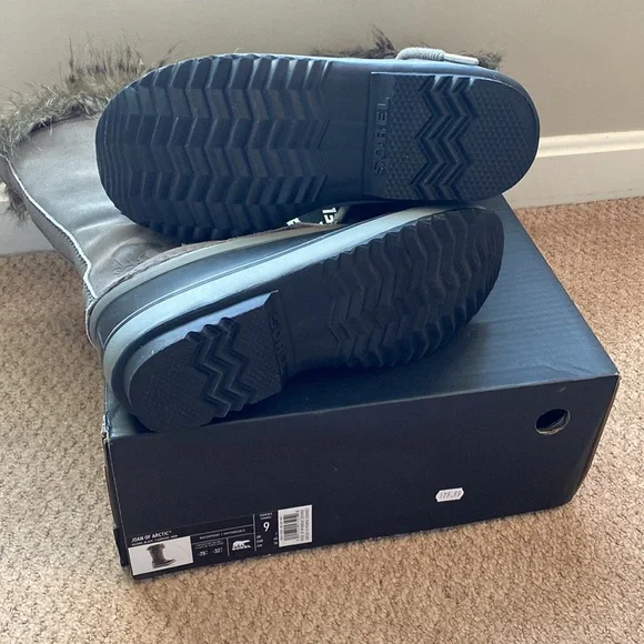 Basically new Sorel Joan of Arctic Waterproof boots - Size 9 - Picture 6 of 6